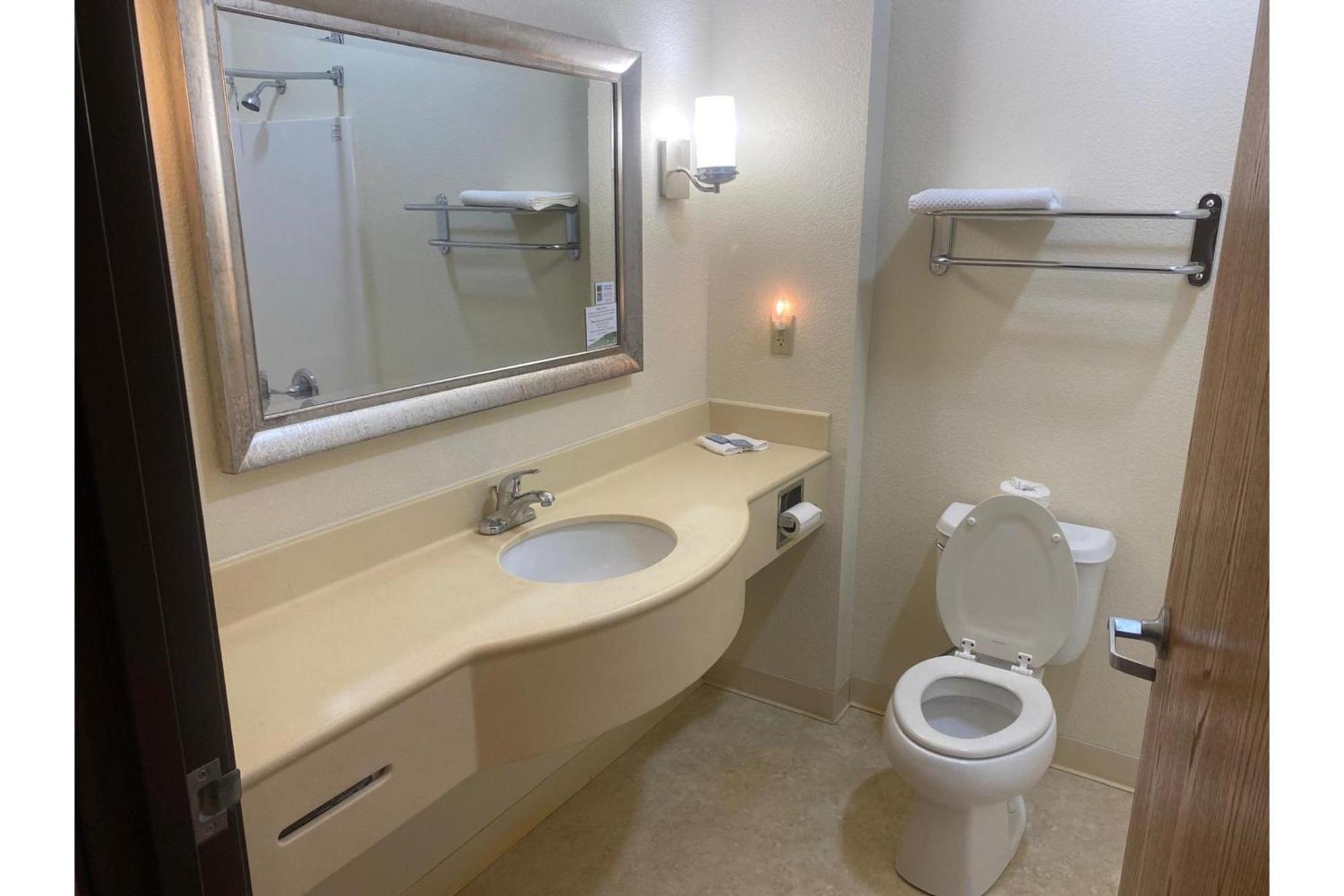 Park View Inn & Suites Hoisington Near Great Bend Εξωτερικό φωτογραφία