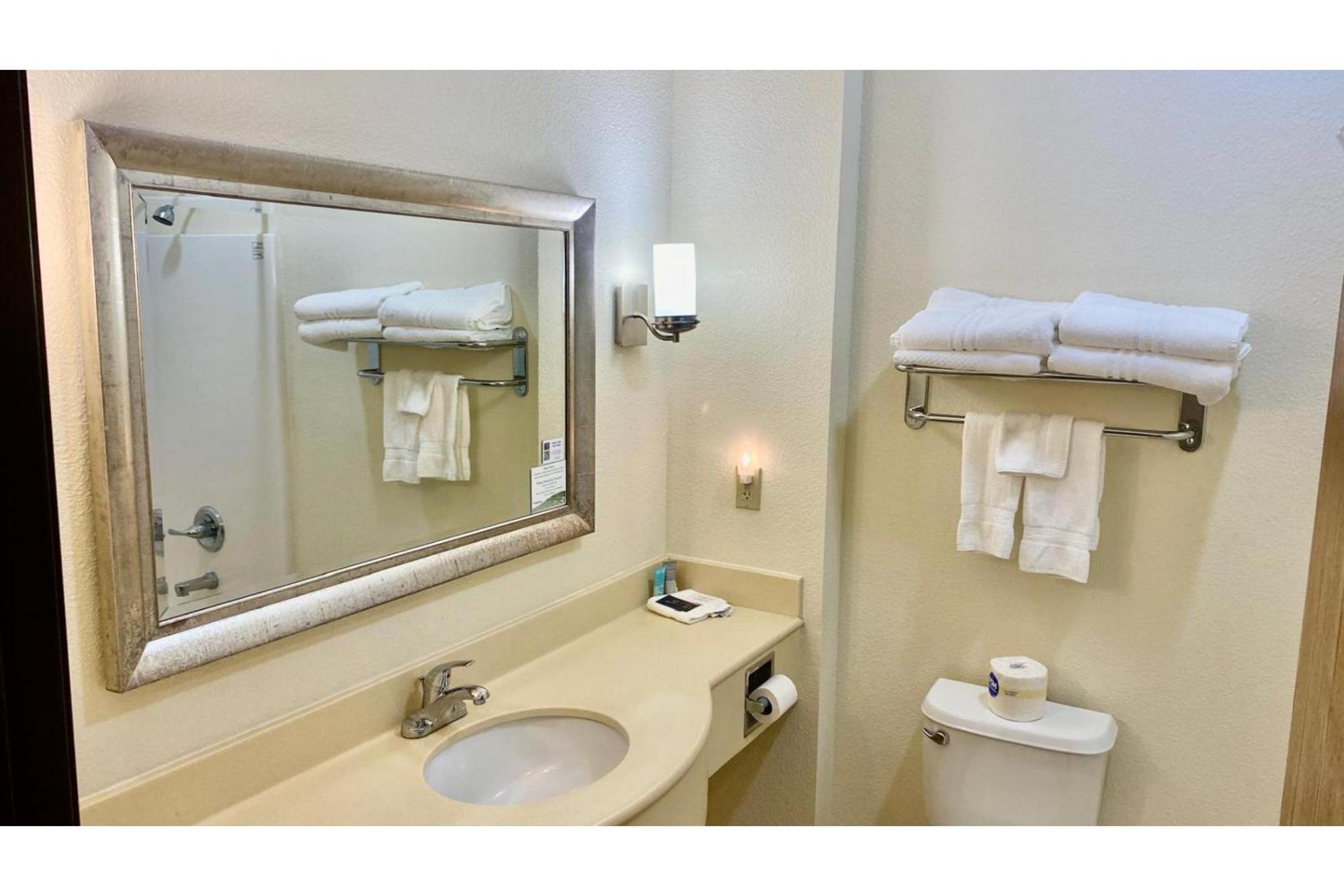 Park View Inn & Suites Hoisington Near Great Bend Εξωτερικό φωτογραφία