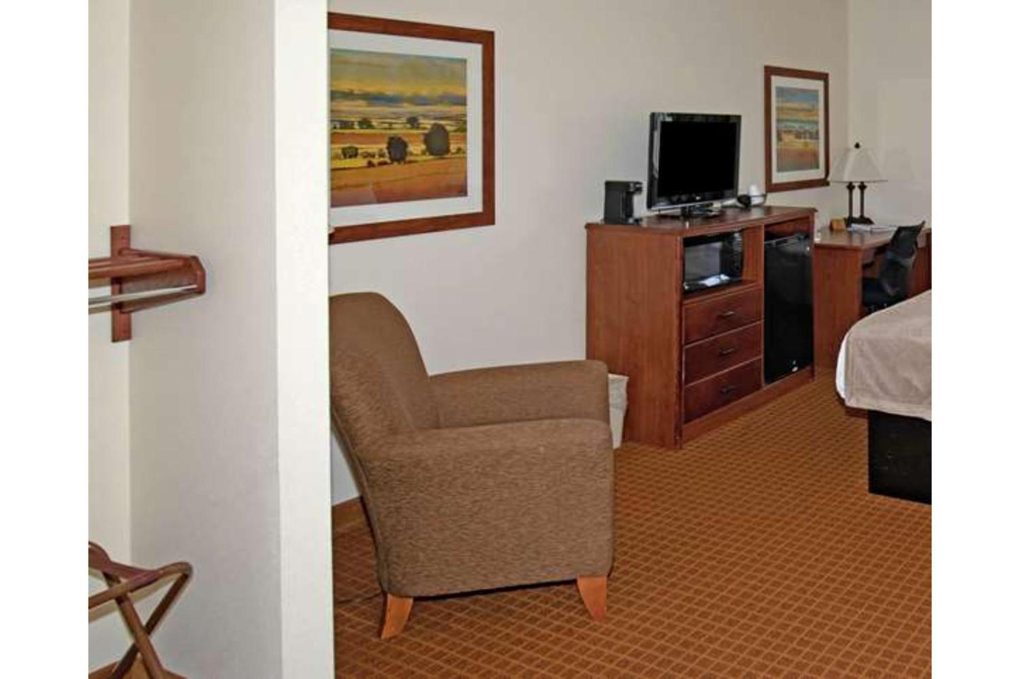 Park View Inn & Suites Hoisington Near Great Bend Εξωτερικό φωτογραφία