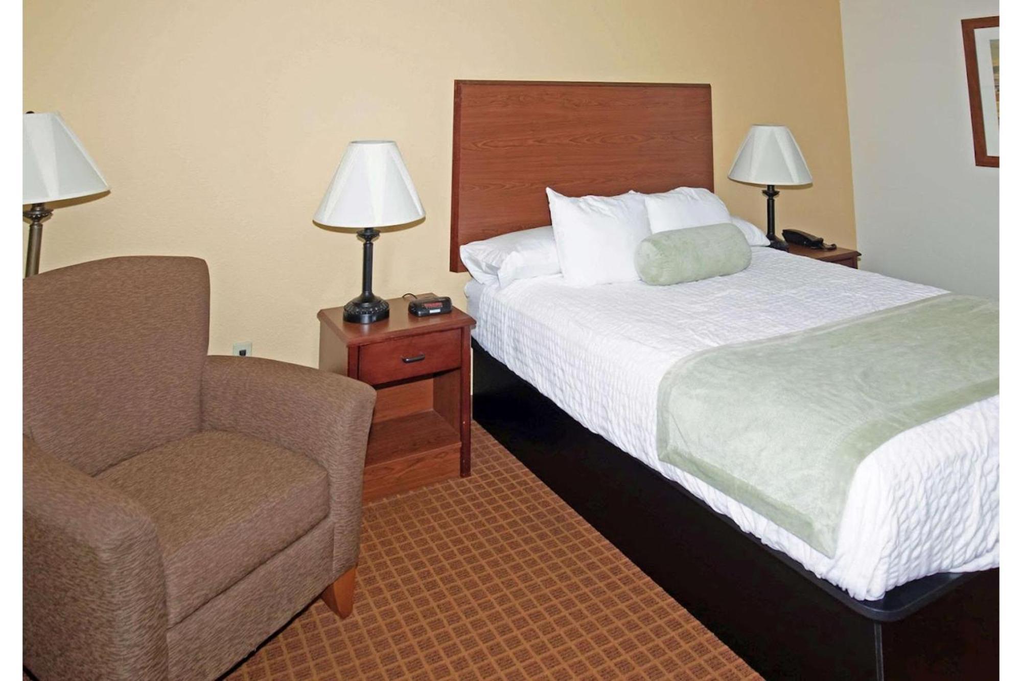 Park View Inn & Suites Hoisington Near Great Bend Εξωτερικό φωτογραφία