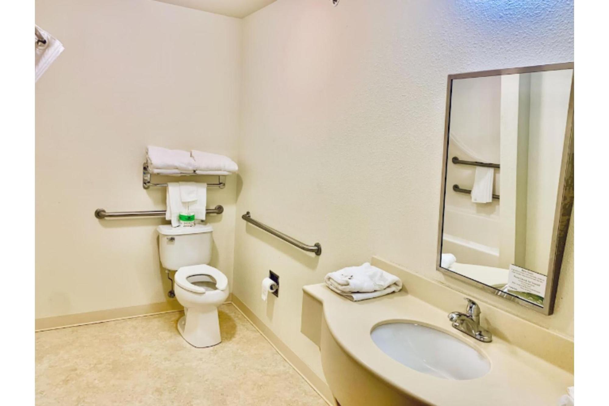Park View Inn & Suites Hoisington Near Great Bend Εξωτερικό φωτογραφία